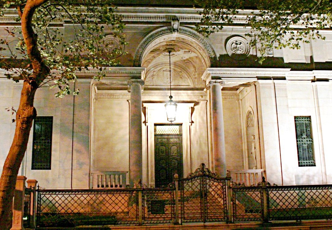 Photograph of the Pierpont Morgan Library at night