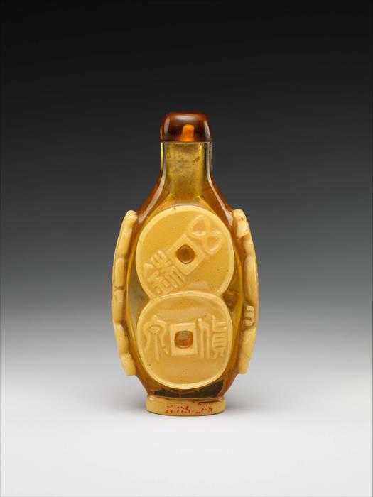 A snuff bottle with the design of cash coins
