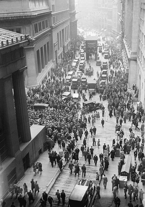 A solemn crowd gathers outside the Stock Exchange after the crash in 1929