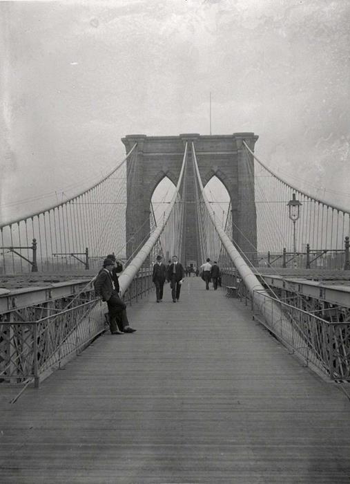 Eastward view of Brooklyn Bridge in 1899
