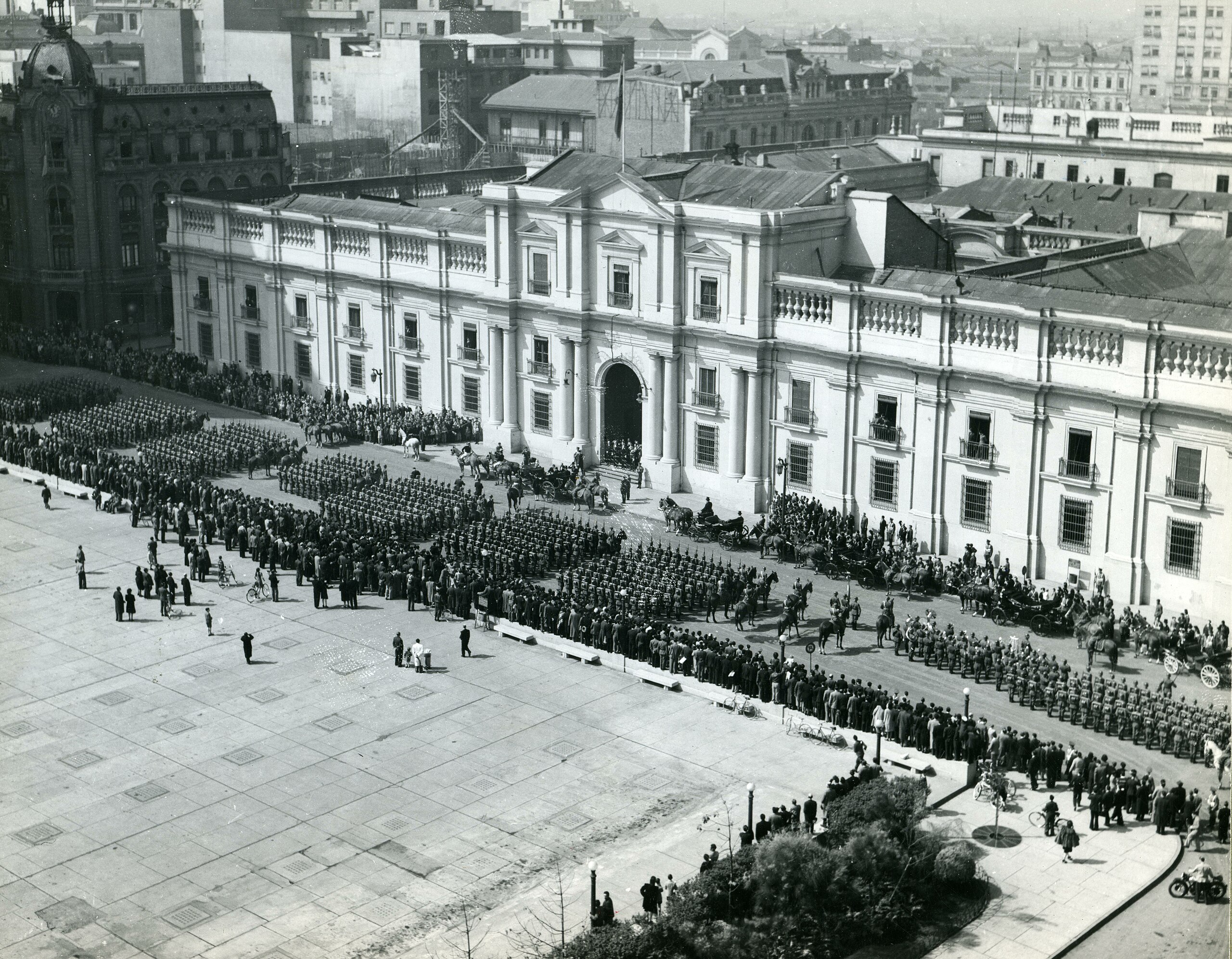 Military parade in front of the Palacio de La Moneda in 1944