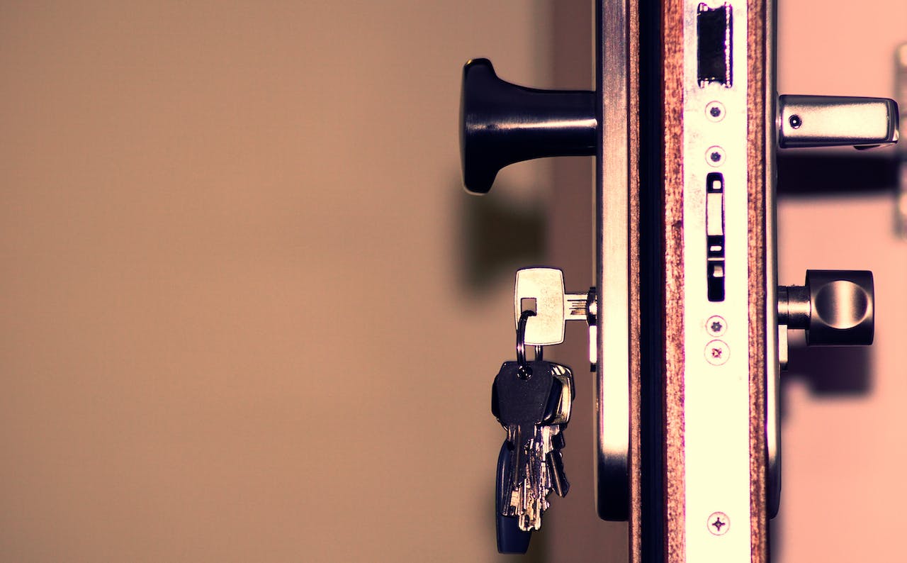 What are the benefits of hiring a professional locksmith for lock issues?