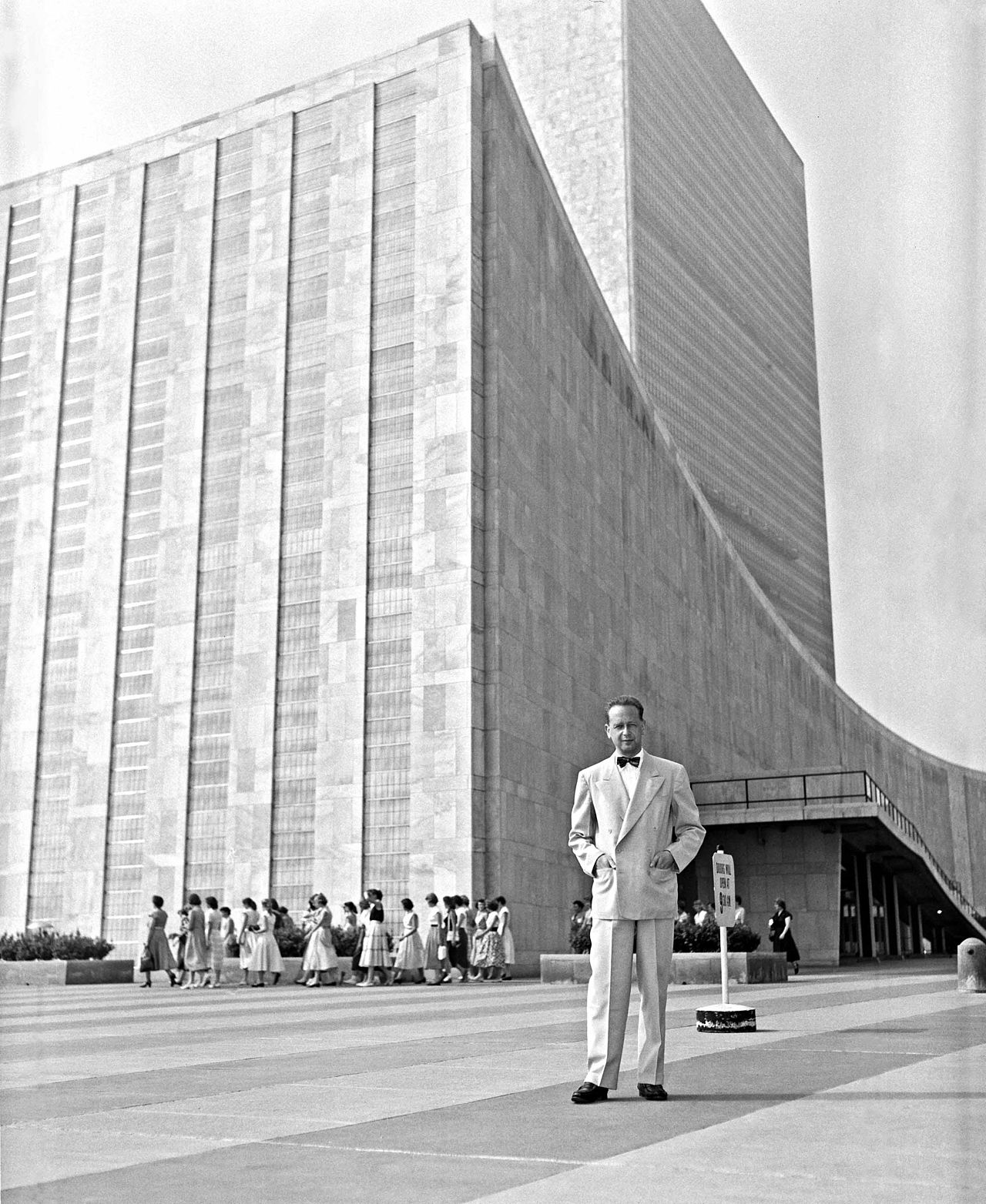 The 2nd Secretary-General of the United Nations, Dag Hammarskjöld, in front of the General Assembly Building