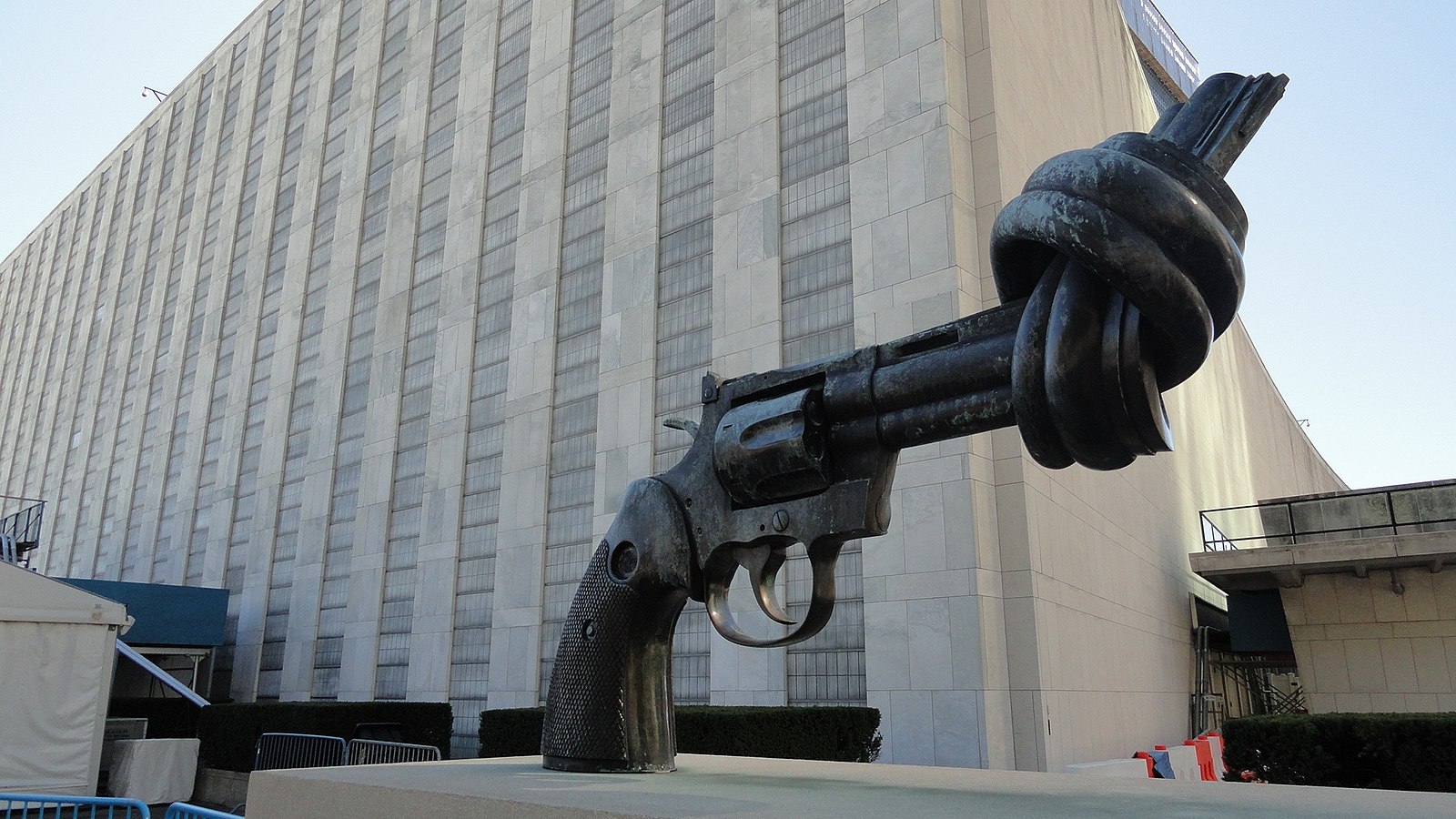 knotted gun sculpture United Nations