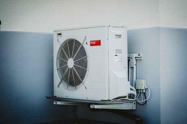 How does a heat pump work with an air conditioner