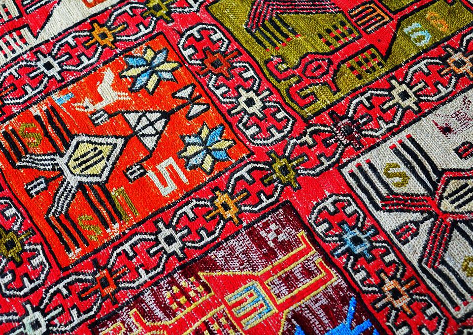 a close up of the details on a carpet