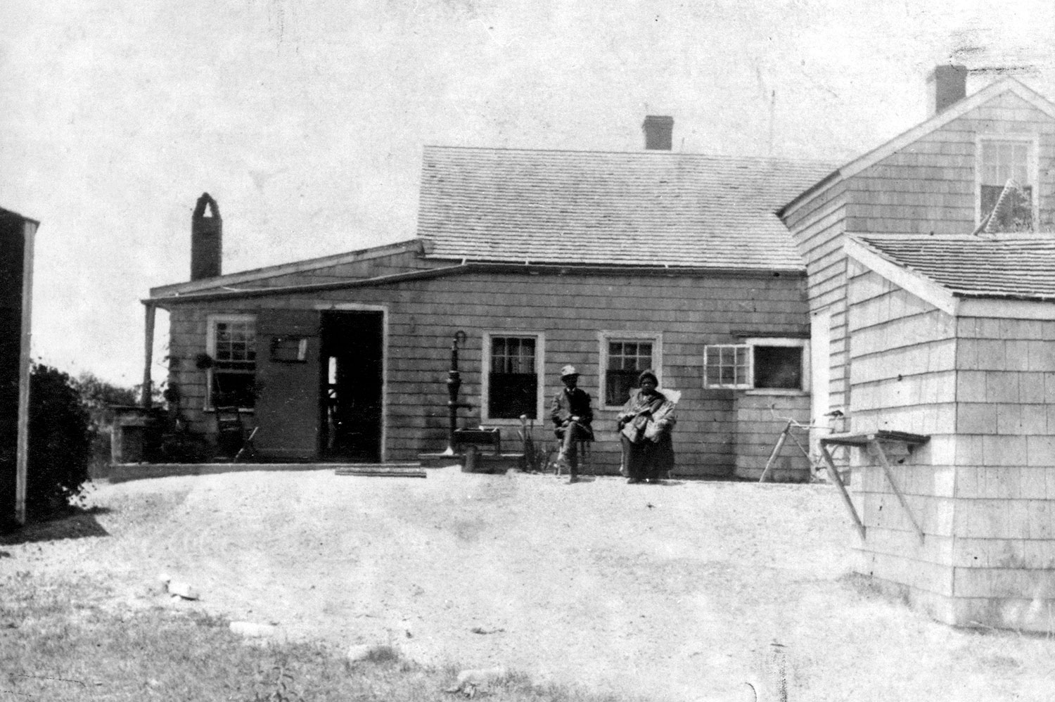 Julia-and-John-Horton-the-Last-Montauk-Whaler,-at-Home,-c.-1900