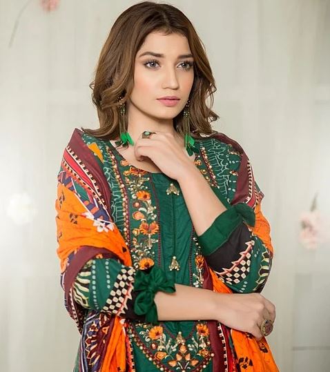 A woman wearing the traditional shalwar kameez of Pakistan