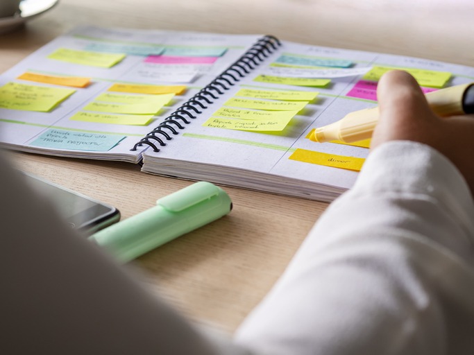 agenda organize with color-coding sticky for time management