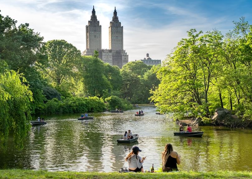 an image of a lake, central park
