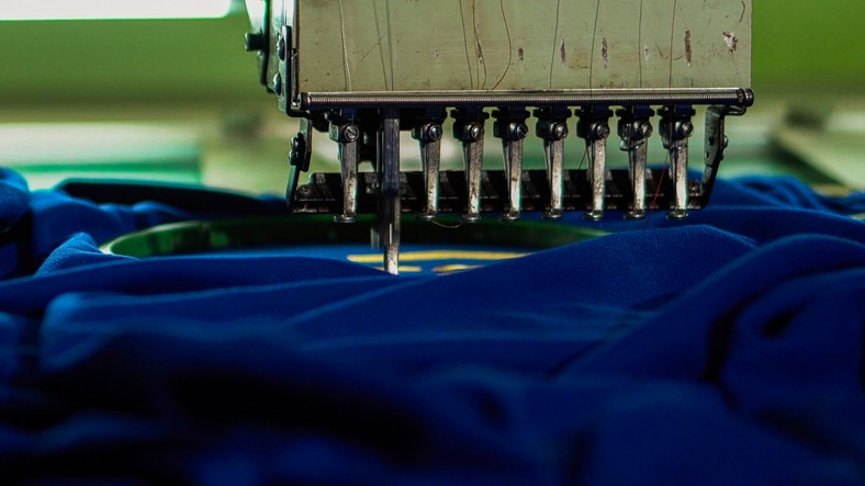 Computer controlled fabric automatic embroidery machine