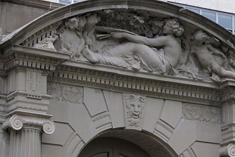art sculpture carved on the arch
