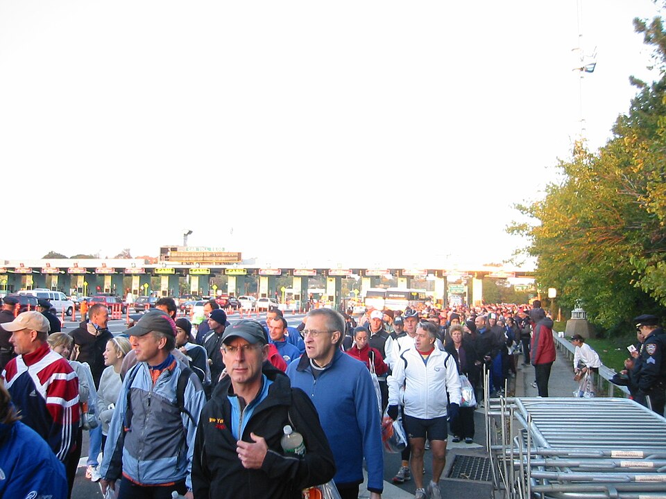 Thousands of runners on Verrazzano-Narrows Bridge