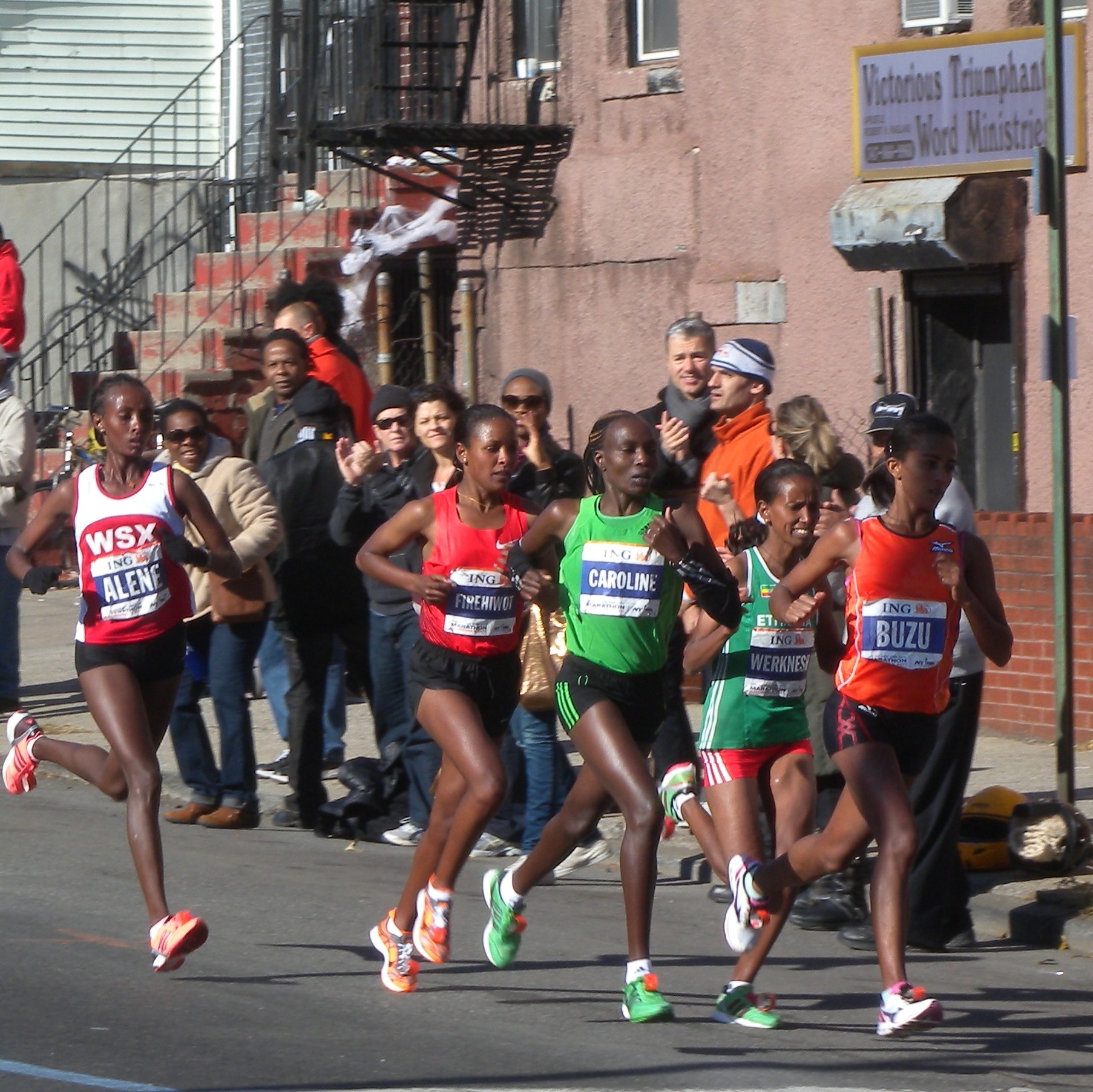 Women lead pack at mile 17 in Manhattan
